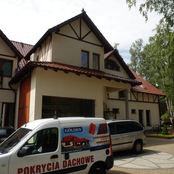 Ceglasta dachówka angobowana szlachetnie Wienerberger Alegra 9 na eleganckim dachu dwuspadowym.